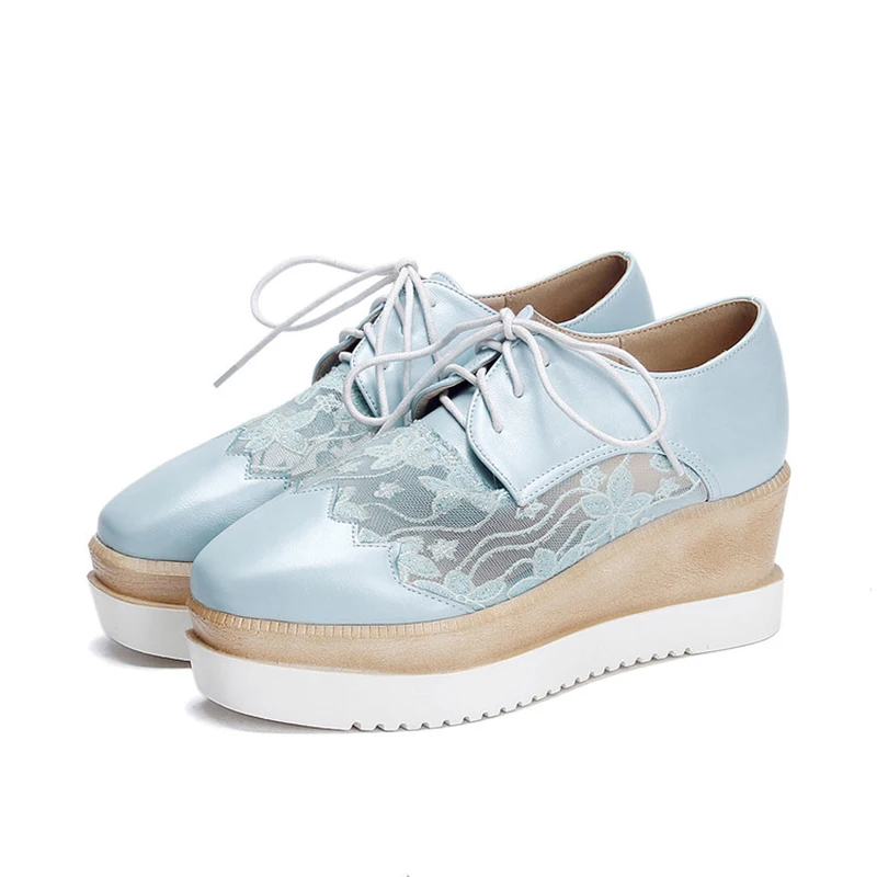 На танкетке женская обувь на платформе выдалбливают свежий Крест связали