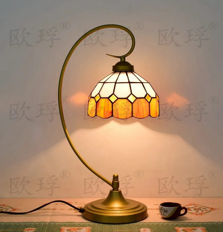 Настольная лампа Тиффани в стиле кантри Витражная для спальни прикроватная E27 110
