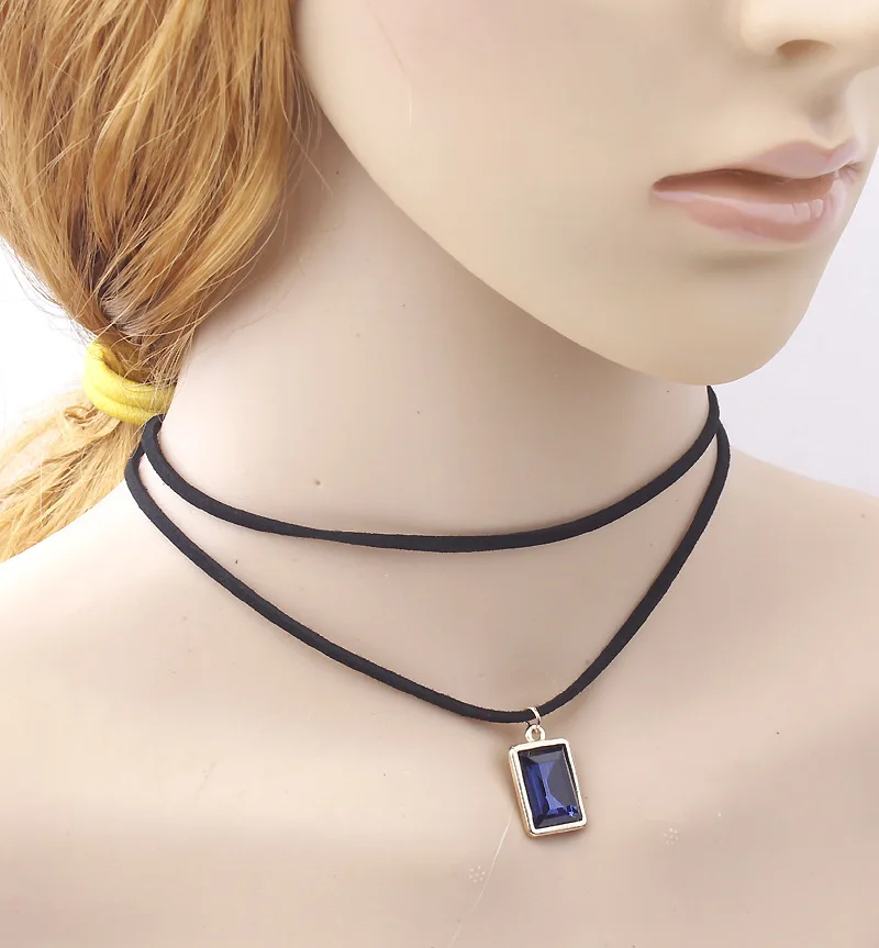 Женское многослойное ожерелье чокер черное бархатное с квадратными кристаллами