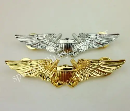С двумя металлическими гибкими в морском стиле авиации войны Insignia ВМС США полета