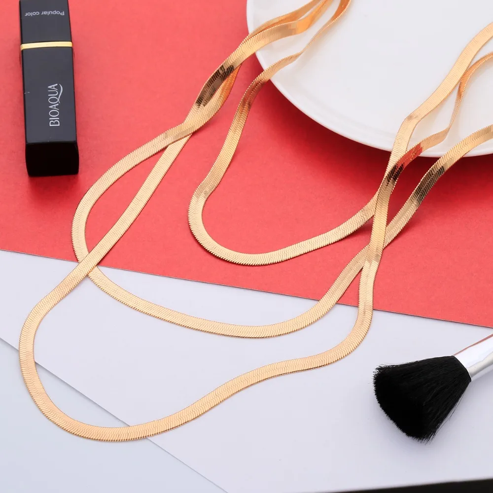 Женское многослойное длинное ожерелье золотого цвета разных цветов на свитере