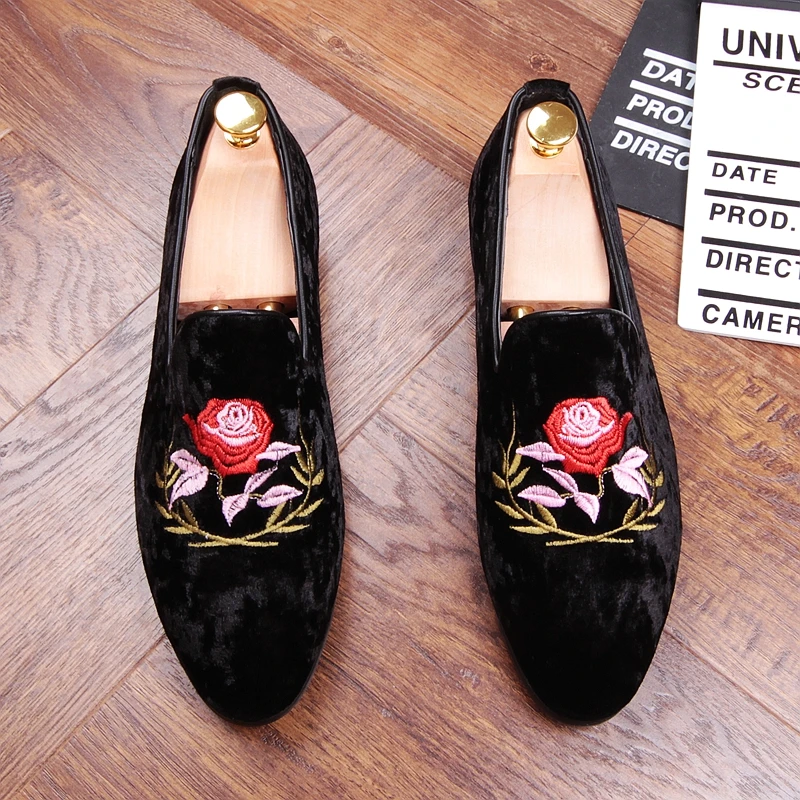 Туфли женские бархатные с вышивкой лоферы на плоской подошве без застежки