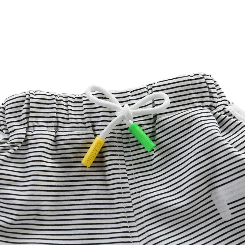 Летняя футболка в полоску с короткими рукавами и надписью для маленьких