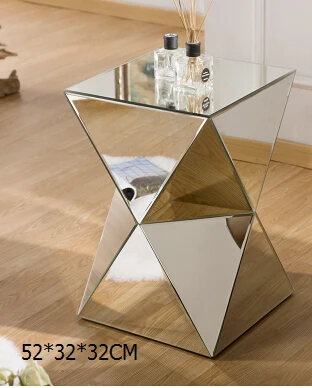 Зеркальный угол дивана с несколькими стеклянными краями несколько простых