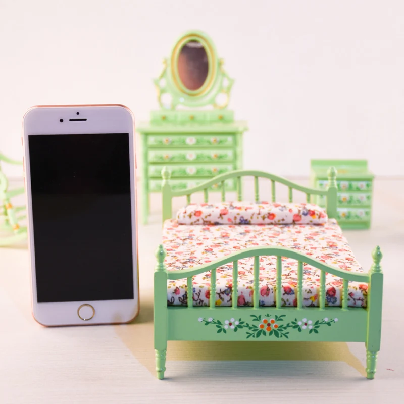 

1pcs 1:12 Dollhouse Miniature simulation green bed Wooden Furniture toy bedroom pretend play toys for children girls dolls new