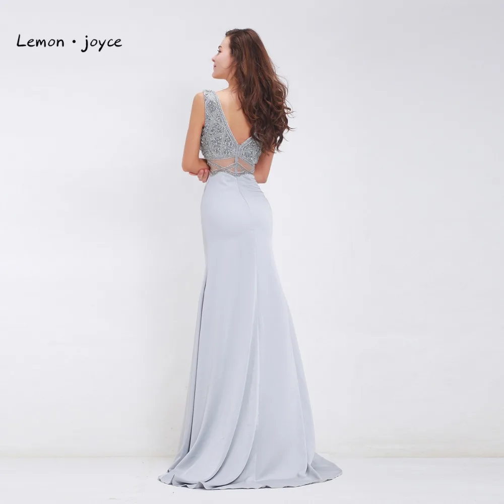 Женское вечернее платье с V-образным вырезом серое длинное блестящее бисером