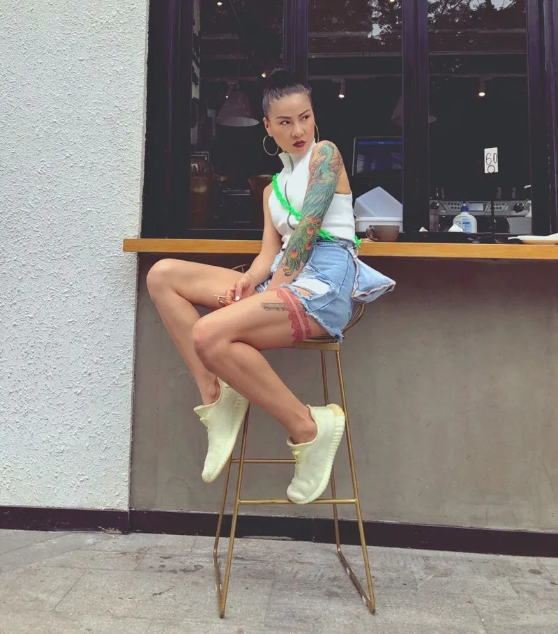 Женские рваные джинсовые шорты WHITNEY WANG стильные в уличном стиле с сумкой на талии