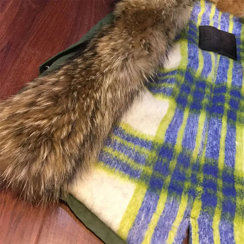 Жилет с воротником из натурального меха енота и манжетами зимнее пальто