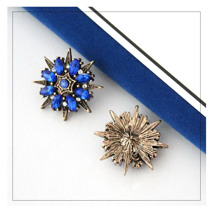 Серьги-гвоздики с блестящими кристаллами серьги-гвоздики цирконами серьга