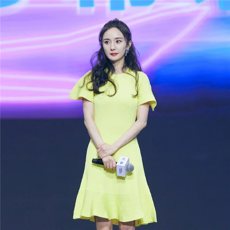 Женское трикотажное платье средней длины однотонное желтое с расклешенными