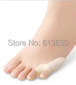 Скобы и поддержка гелевого разделителя большого пальца ноги облегчает боль в