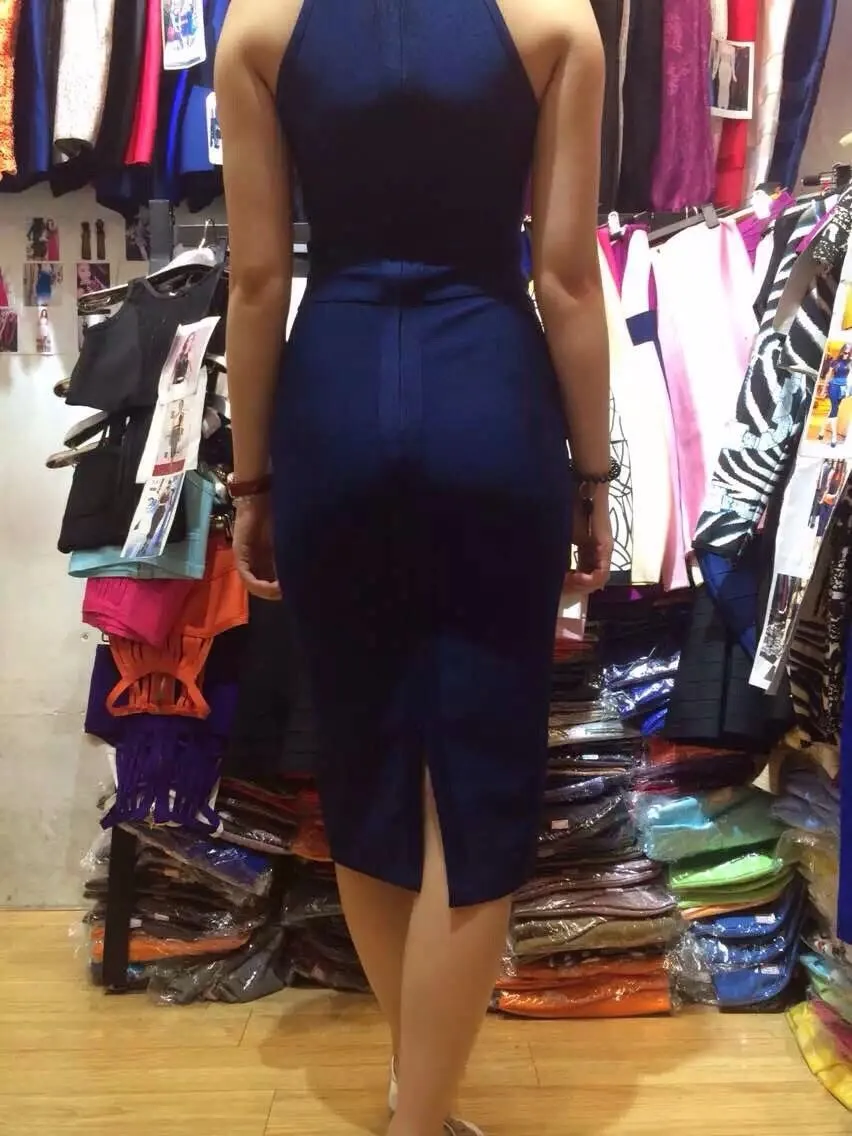 Женское облегающее платье с воротником черепахой без рукавов голубого белого