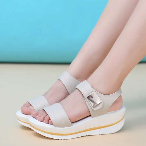 Size43 Летние женские сандалии на платформе; из натуральной Кожаный крючок петля; мягкие и удобные туфли на танкетке Дамская обувь повседневные сандалии 9 Цвета - Цвет: BEIGE