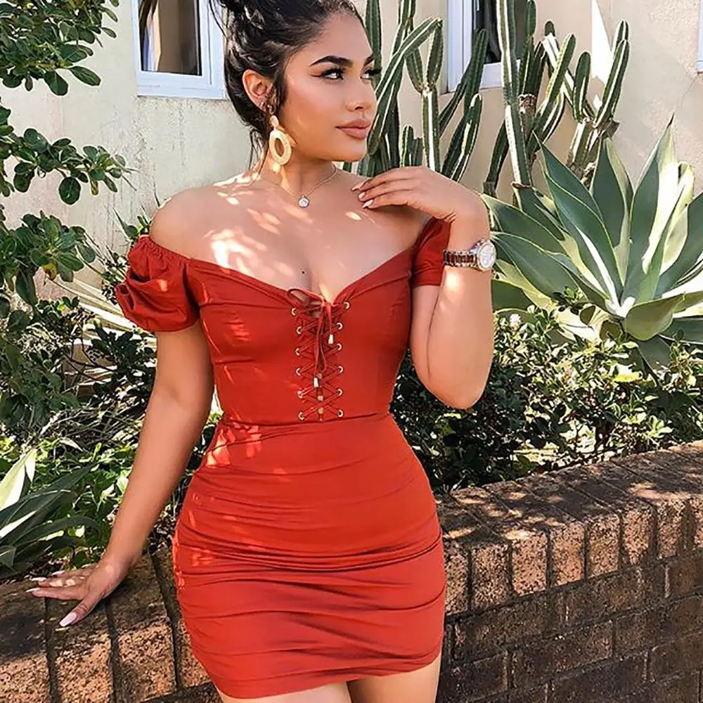 Женское облегающее мини платье без бретелек с открытыми плечами и коротким