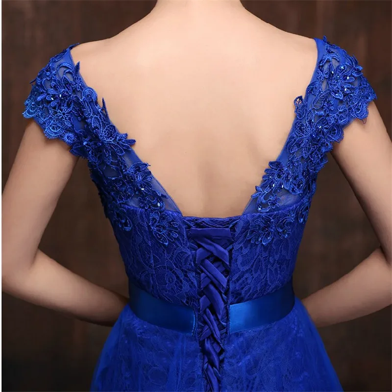 Элегантное винно красное платье с V образным вырезом и кружевной аппликацией