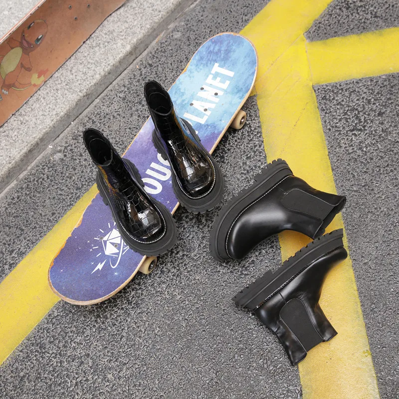 Женские короткие ботинки Челси на платформе из натуральной кожи с узором