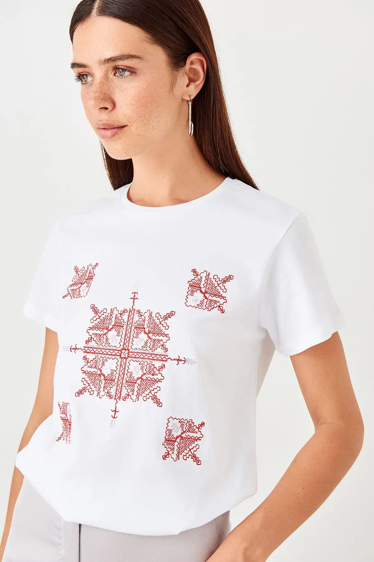 Trendyol белые вышитые Базовые Трикотажные футболки TWOSS19TS0211 | Женская одежда
