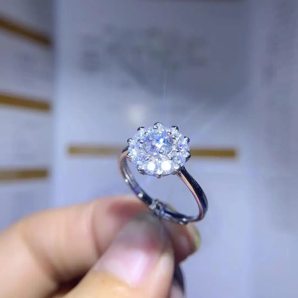 Кольцо женское из серебра 925 пробы со сверкающим муассанитом