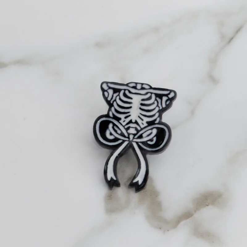 Эмалированная брошь-значок в стиле панк с бантом рубчик | Украшения и аксессуары