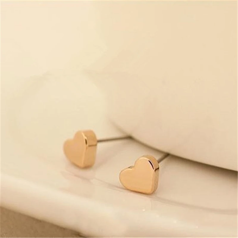 Женские серьги-гвоздики в форме сердца | Украшения и аксессуары