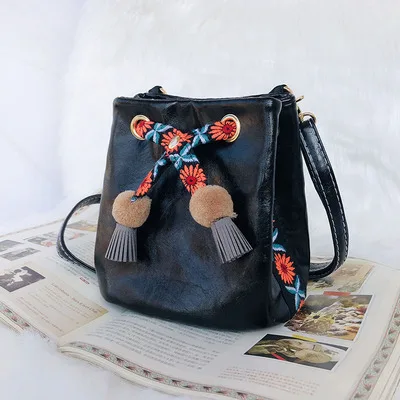 pu leather Черная сумка из искусственной кожи, маленький симпатичный помпон, женская сумка через плечо, модная богемная дизайнерская сумка-мессенджер, широкий пояс, сумка в полоску - Цвет: pu leather