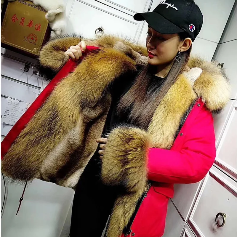 

Женская куртка с мехом енота MeiFNG, красная парка с большим воротником и большими манжетами из меха енота, роскошная зимняя одежда