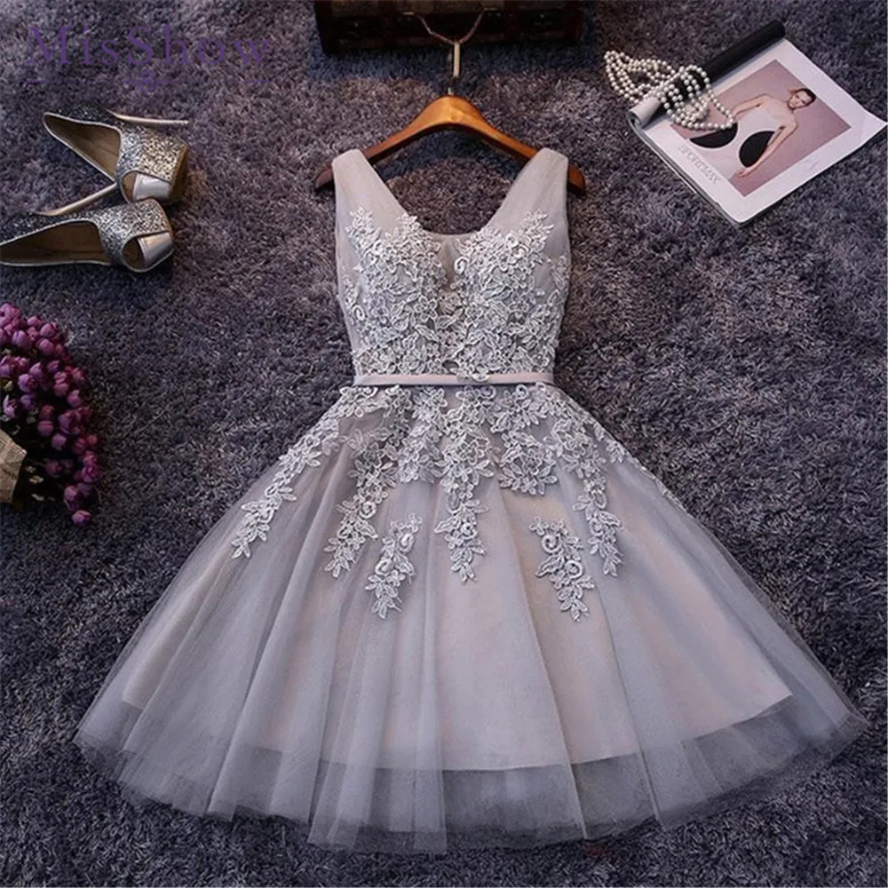 Homecoming Dresses 2019 Silver Tulle Elegant A line Graduation Gown V Neck Sleeveless Lace Applique vestidos de graduacion | Свадьбы и