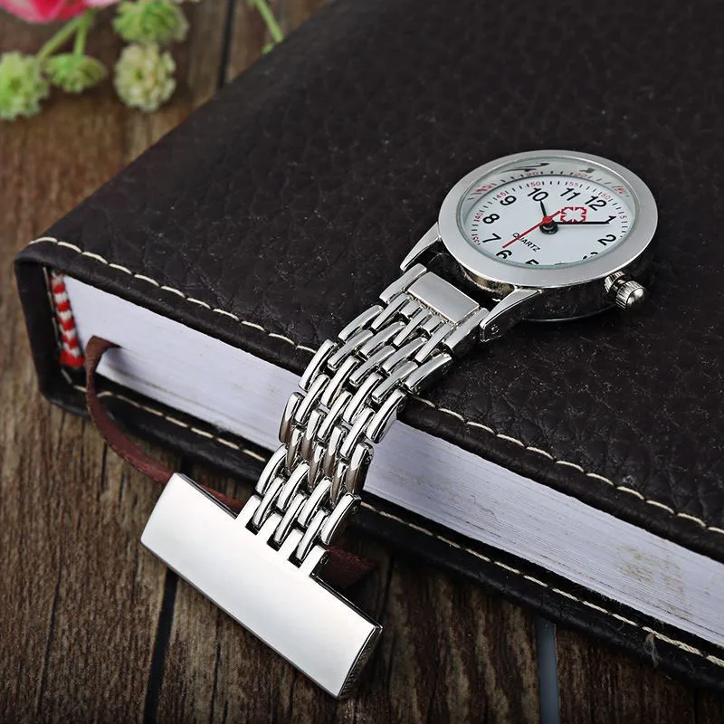 Индивидуальные наручные часы для медсестры с выгравированным именем на лацкане