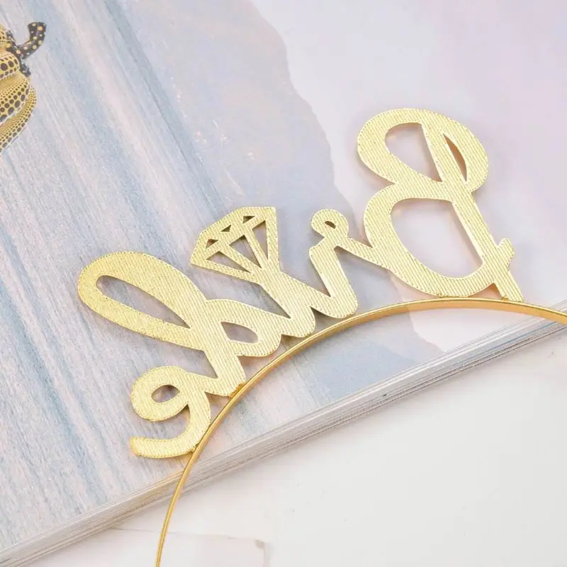 Женские свадебные туфли с металлическим блеском и короной надписями