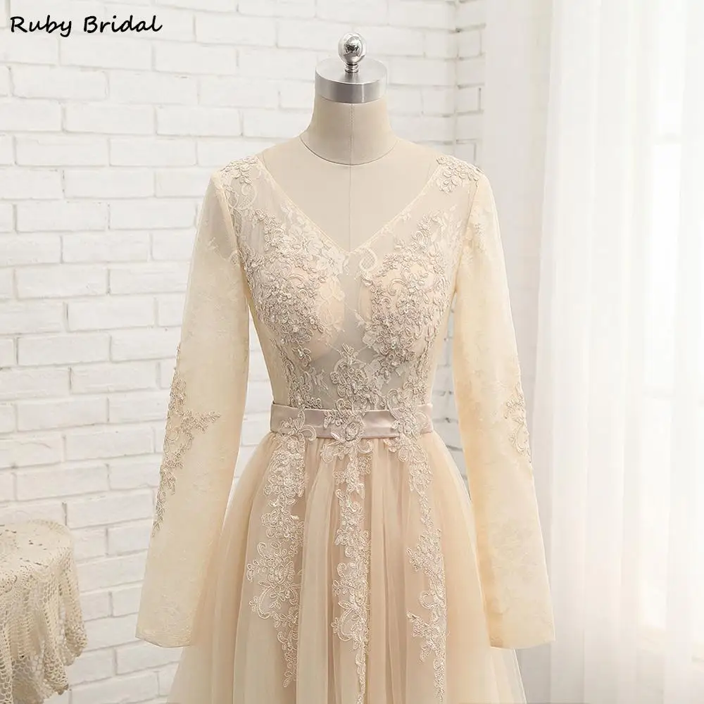 Длинное вечернее платье трапеция цвета шампанского с длинными рукавами