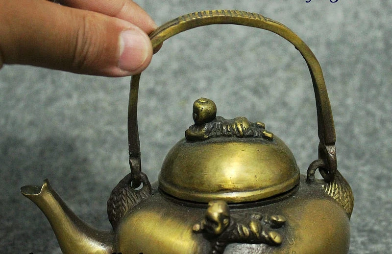 Народные Китай Бронза Медь Счастливый Ребенок ползучести Мальчик Статуя Вино Pot