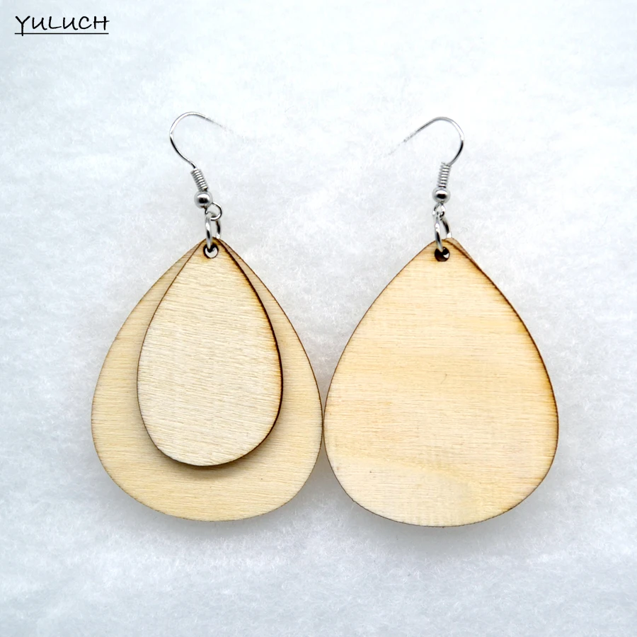 Пара необработанных круглых полых деревянных ювелирных изделий с кисточками