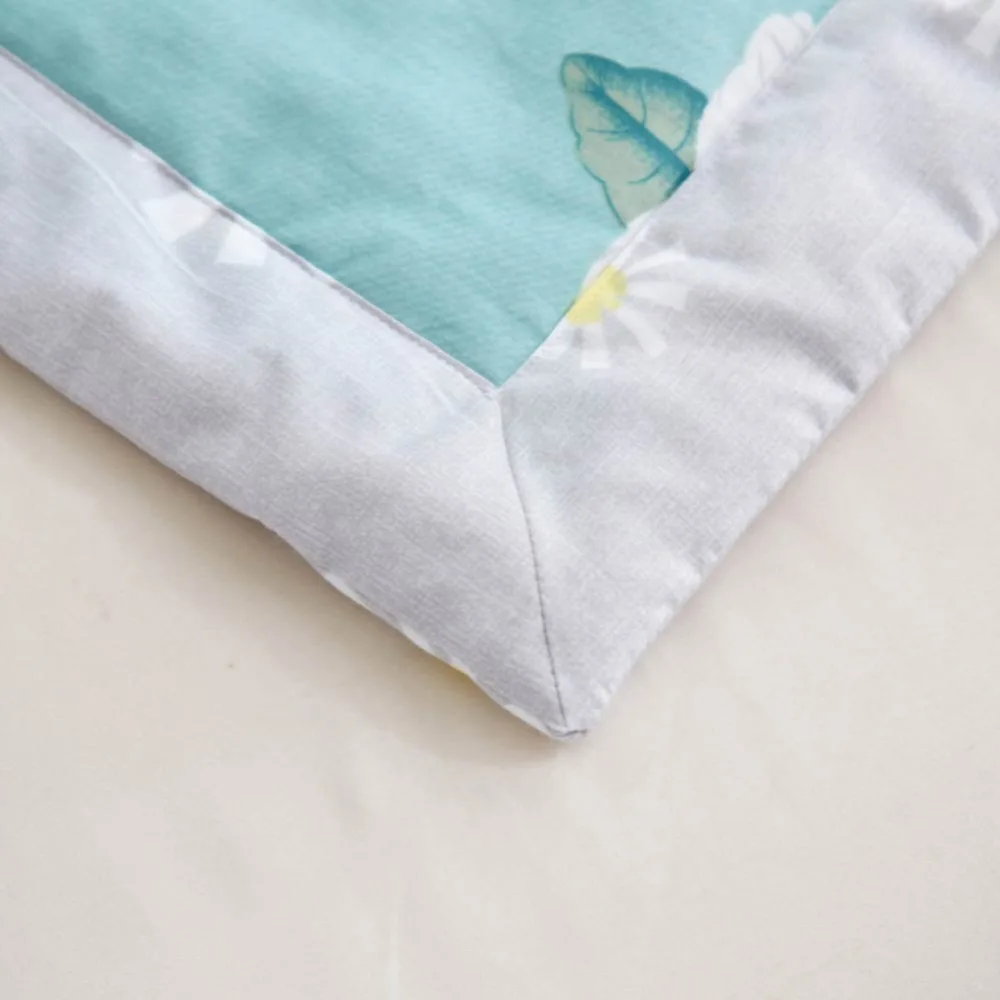 Стеганое одеяло с белыми цветами и зелеными вставками мягкое стеганое Мягкое