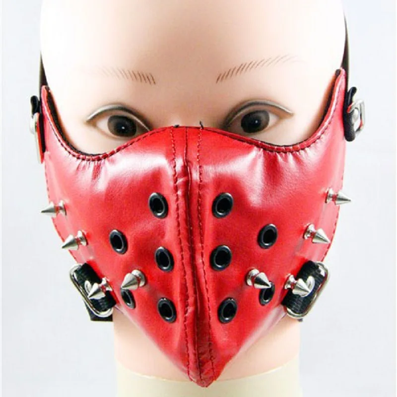 Женская модная маска из последнего писка моды с заклепками в стиле панк-рок