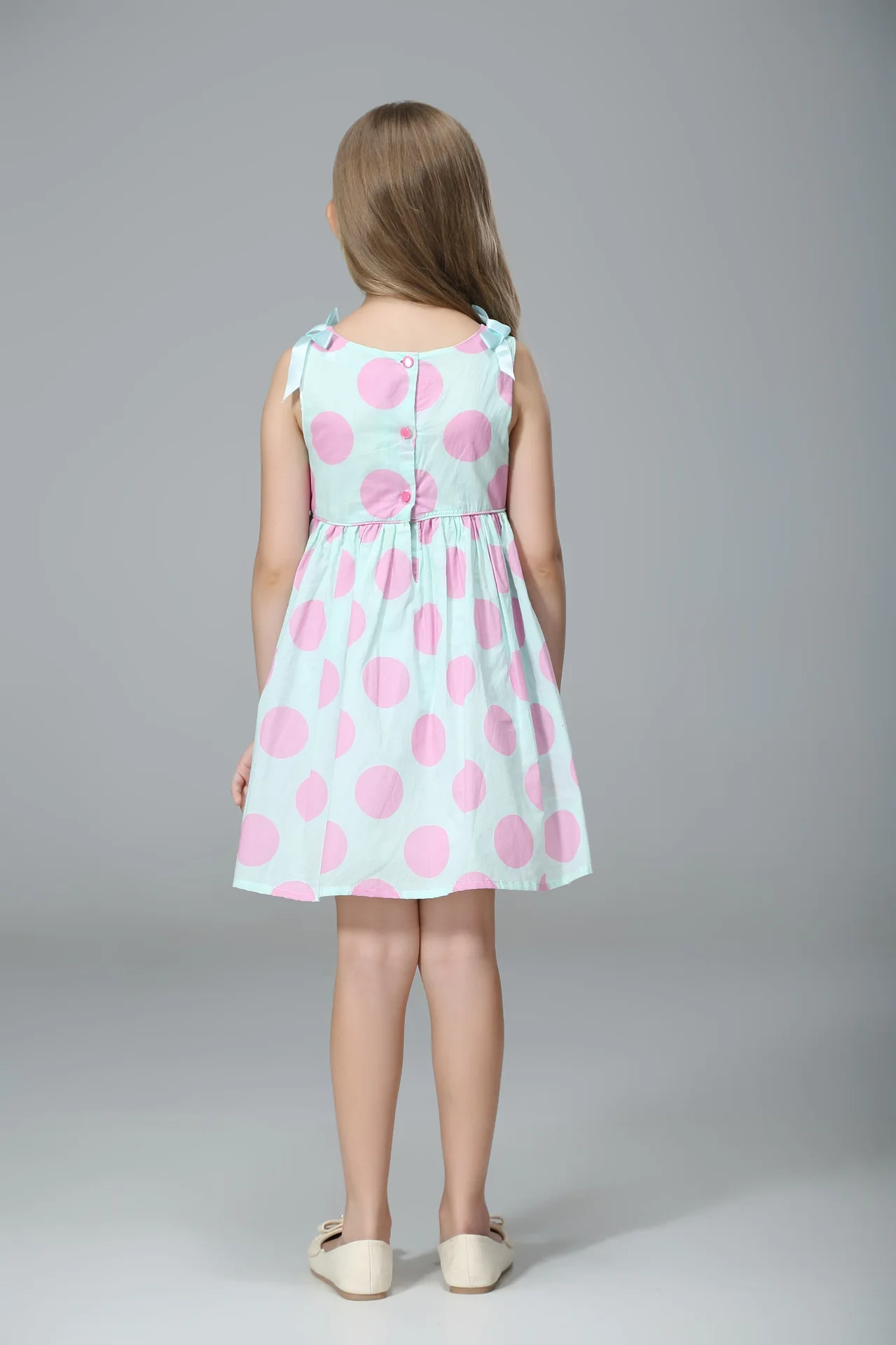 Новое платье конфетного цвета маленькое свежее в крупную горошек красивое на