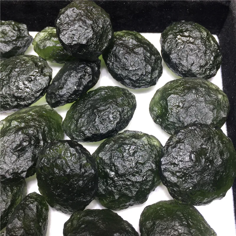 Натуральный молдавит натуральный чешский метеорит ударное стекло грубый камень