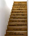 % В этом доме домашняя наклейка, семейная виниловая наклейка, лестница, надпись, надпись, декорация для гостиной, горячая распродажа