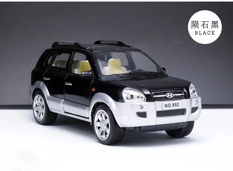 1:24 Масштаб литья под давлением hyundai Tucson модель, 18 см сплав автомобиль, мальчики металлические игрушки с подарочной коробкой/вытянуть назад Функция/светильник звук - Цвет: Черный