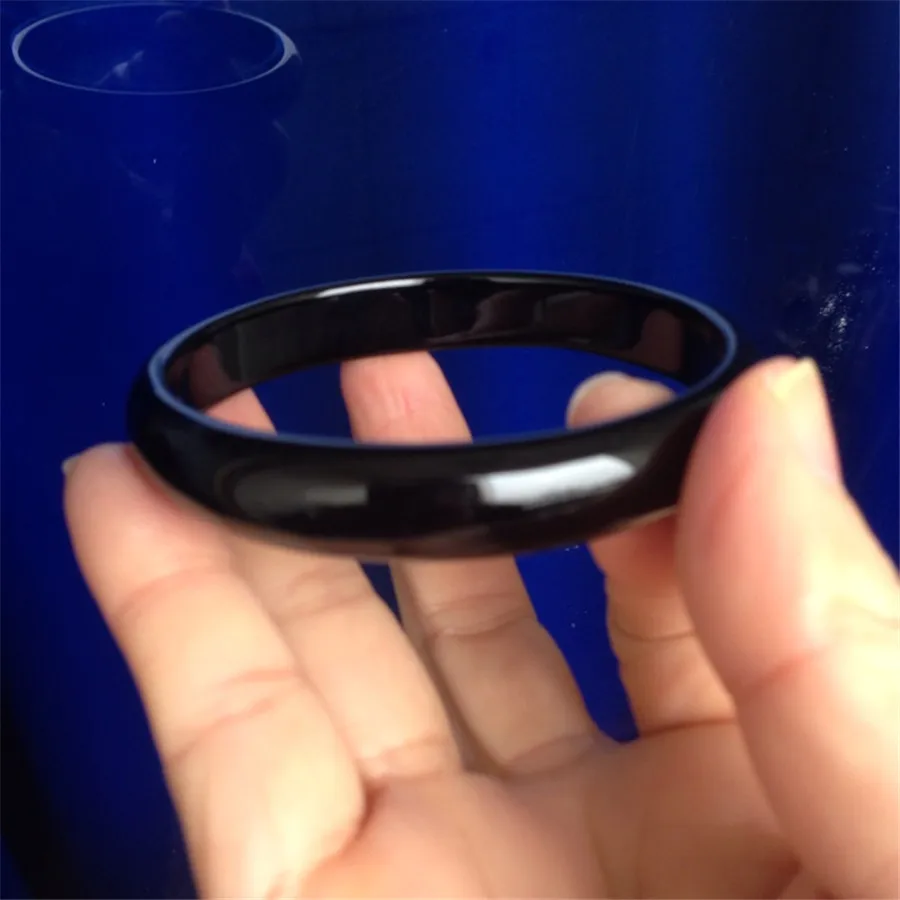 Женский браслет с круглым кристаллом черный внутренним диаметром из