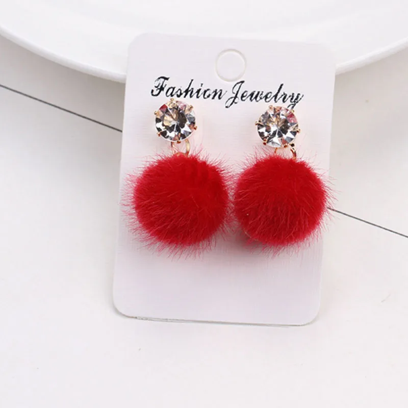 Стразы индивидуальные темпераментные серьги с полностью меховым шариком и