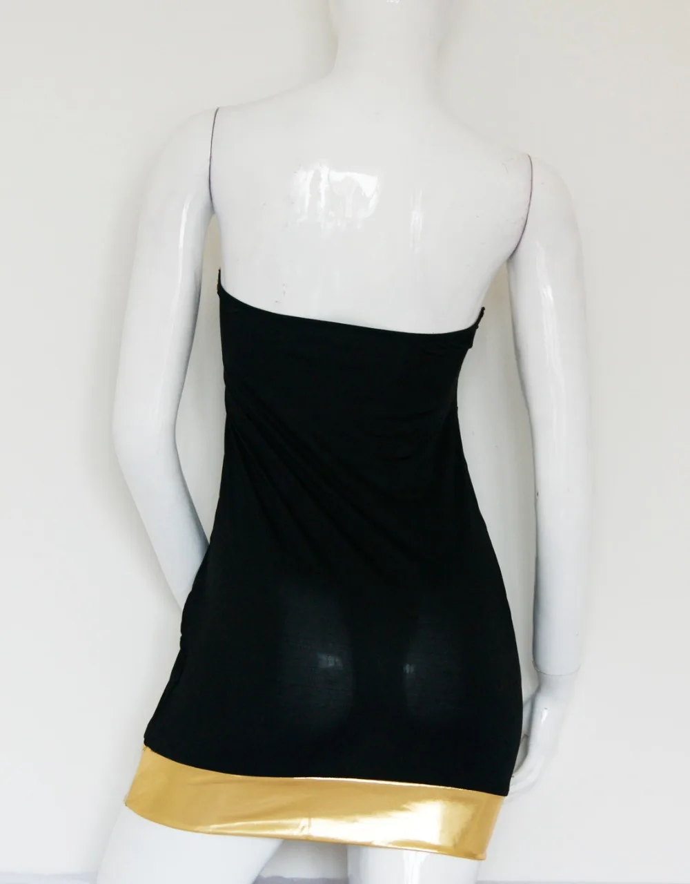 Соблазнительное облегающее платье-труба с открытыми плечами вырезами для