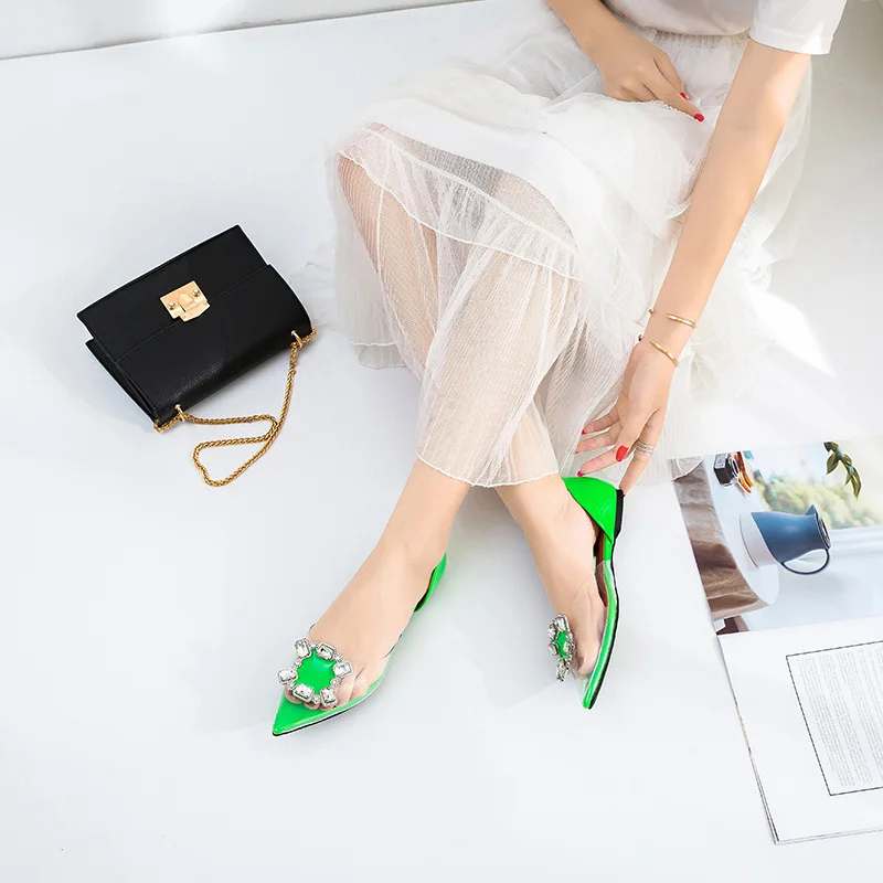 Женские кожаные туфли на плоской подошве с острым носком и алмазной вставкой