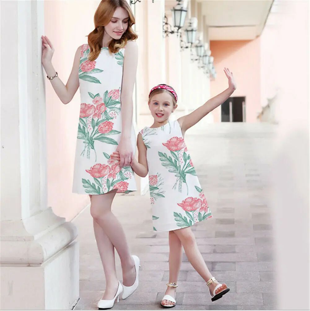 Одинаковые платья для мамы и дочки мини-платье без рукавов с цветочным принтом