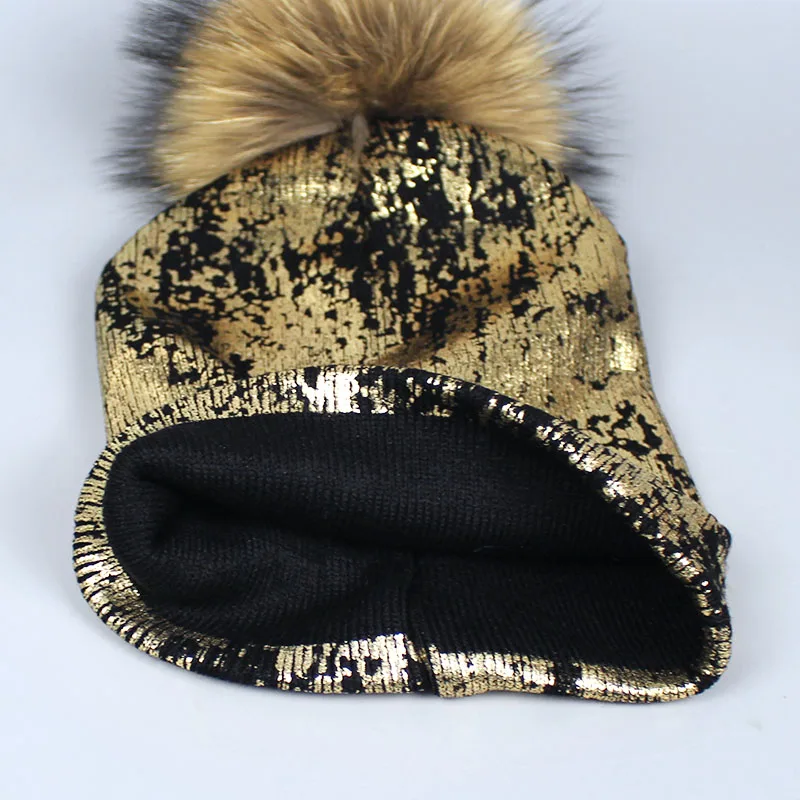 Женская зимняя шапка с помпоном из меха енота золотистая и серебристая|hats for women