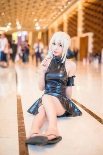 Fate Stay Night Saber Alter косплей парик + черный бант Новый светильник костюм из серых волос