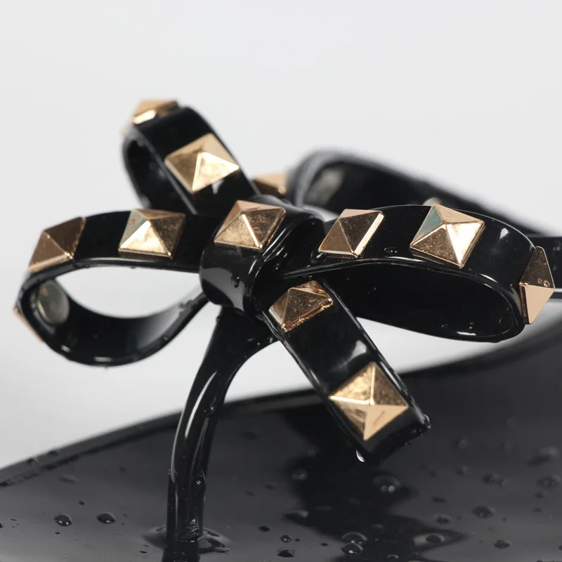 Популярные женские шлепанцы на плоской подошве с заклепками и бантом для девочек