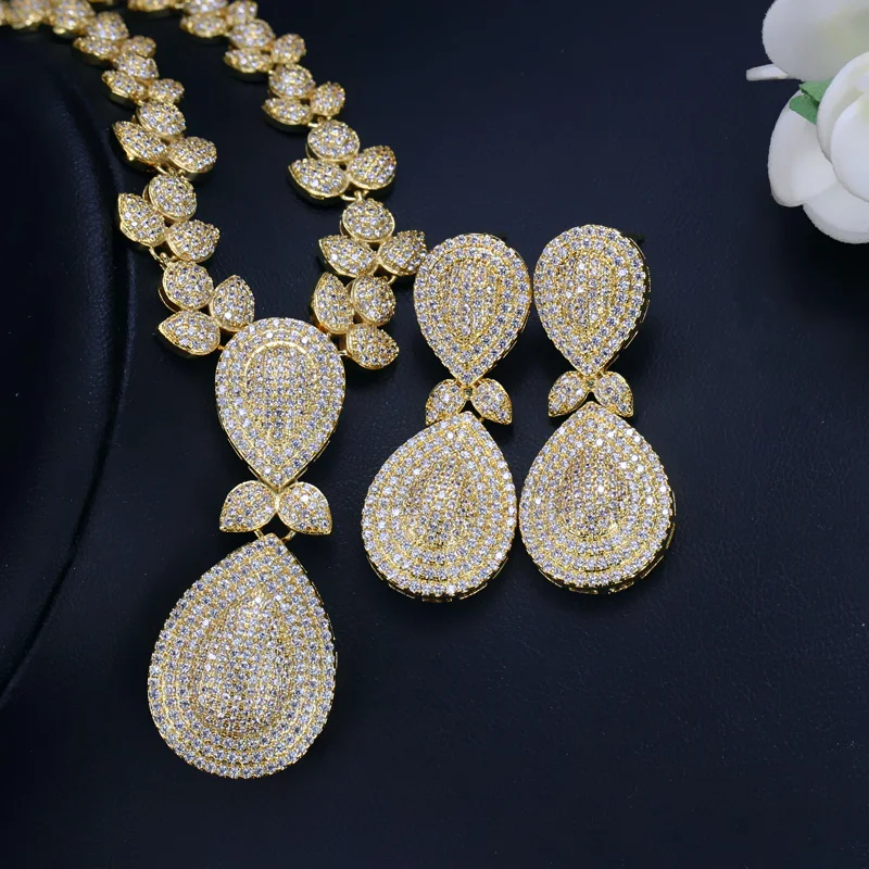 Женский винтажный светильник ThreeGraces золотого цвета с кубическим цирконием