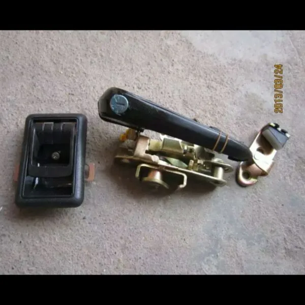 

Xugong crane cab door lock 12 tons, 16 tons, 20 tons, genuine accessories
