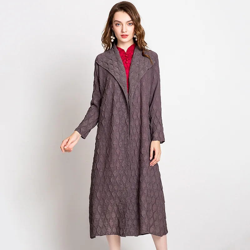 

Original High-end Fashion Trench Long Fashion Big Code Autumn Boutique Ladies Miyake Trench Wholesale.