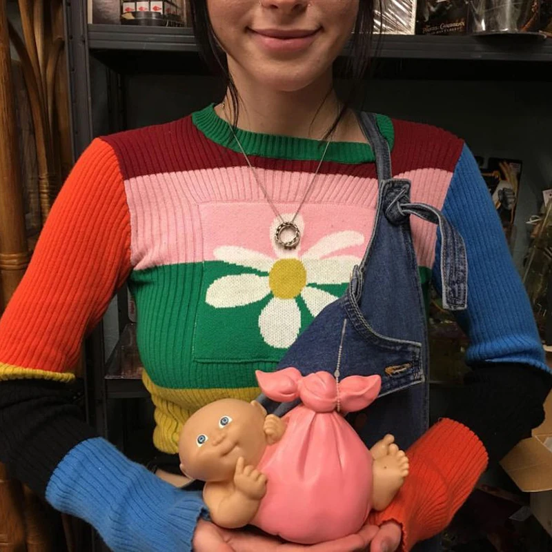 Осенне-зимние свитера в радужную полоску с круглым вырезом и расклешенными